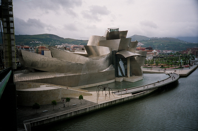 frank gehry 设计的西班牙毕尔包古根汉美术馆   (phto credit